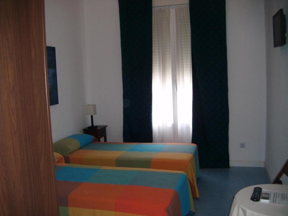 Puerta Del Sol Rooms Madrid Room photo